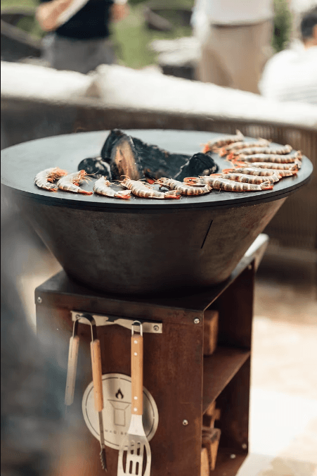 Recette-gambas-flambées-au-rhum-sur-un-brasero-plancha-mag-braz